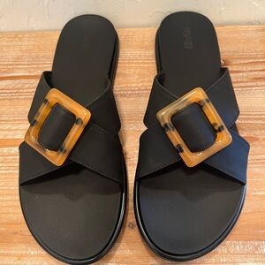 OluKai Women’s La’i Black Sandals with a Tortoise Shell Buckle. Size 10